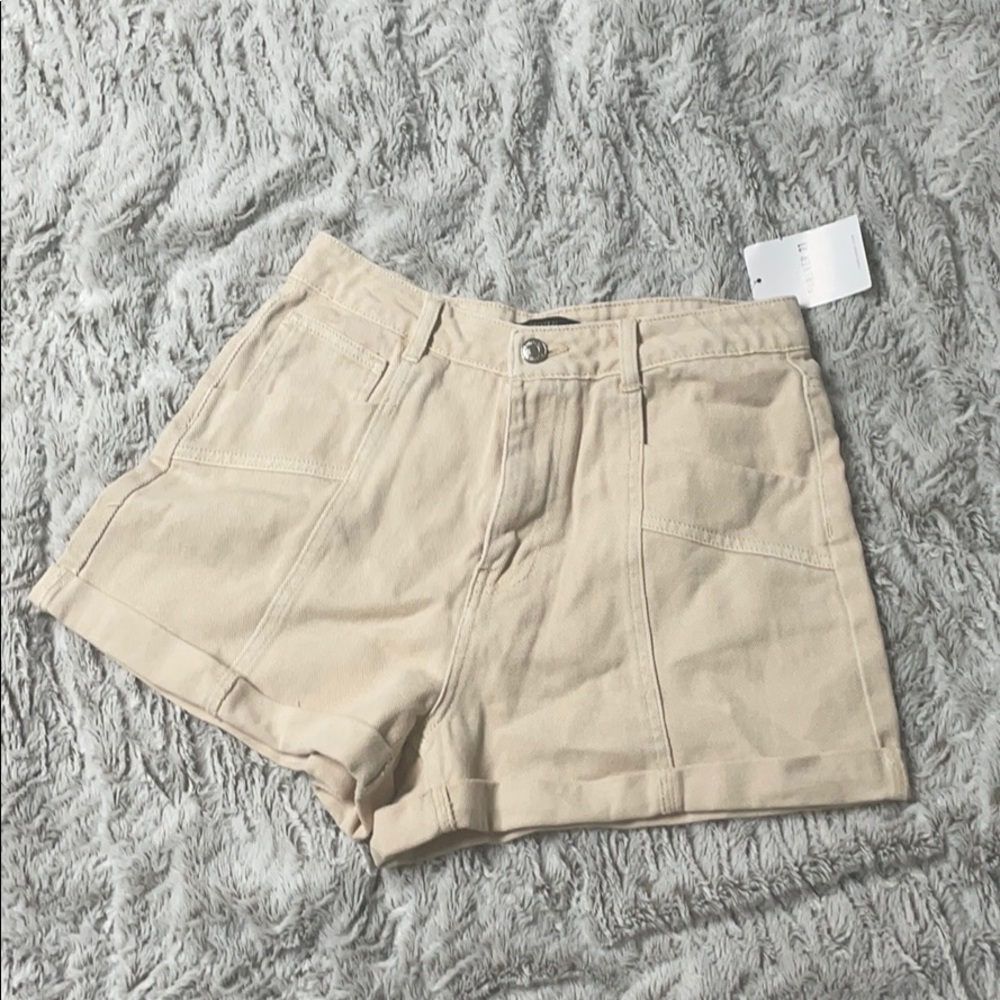 Color: Light cream sand size : Medium